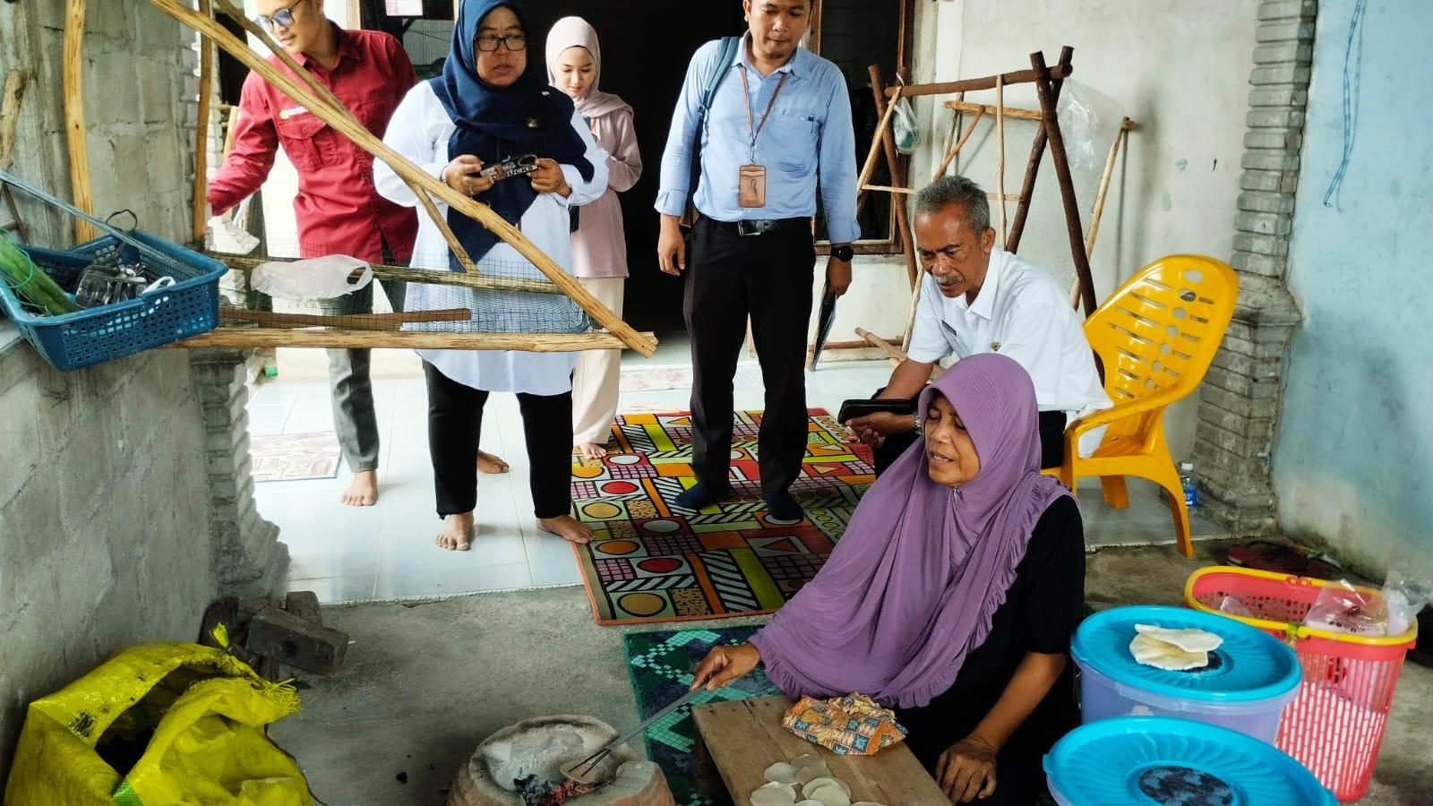 Kunjungi Industri Rumahan, Asyraf Berharap Usahanya Terus Maju