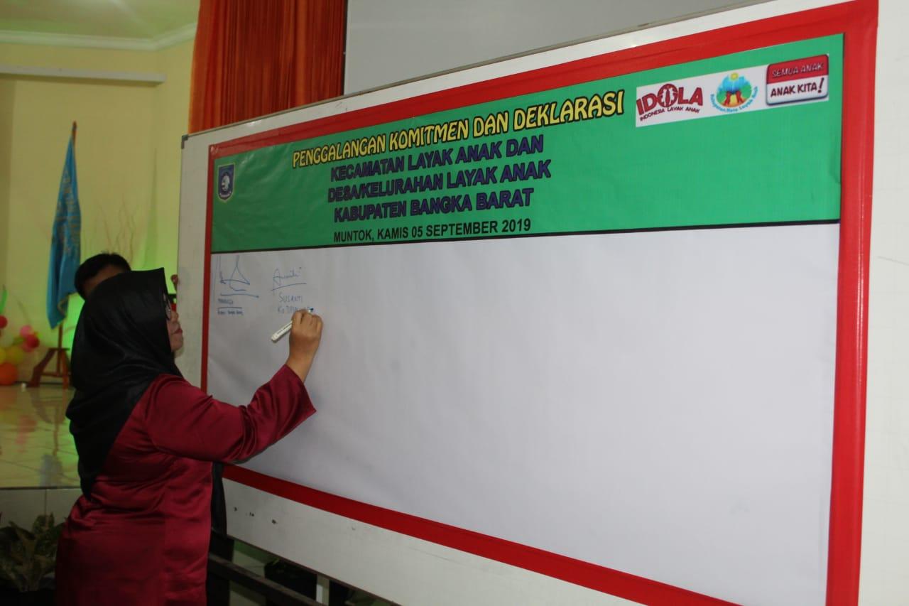 HADIRI PERINGATAN HARI ANAK DI BANGKA BARAT, SUSANTI TANDA TANGANI DEKLARASI KECAMATAN&DESA LAYAK ANAK