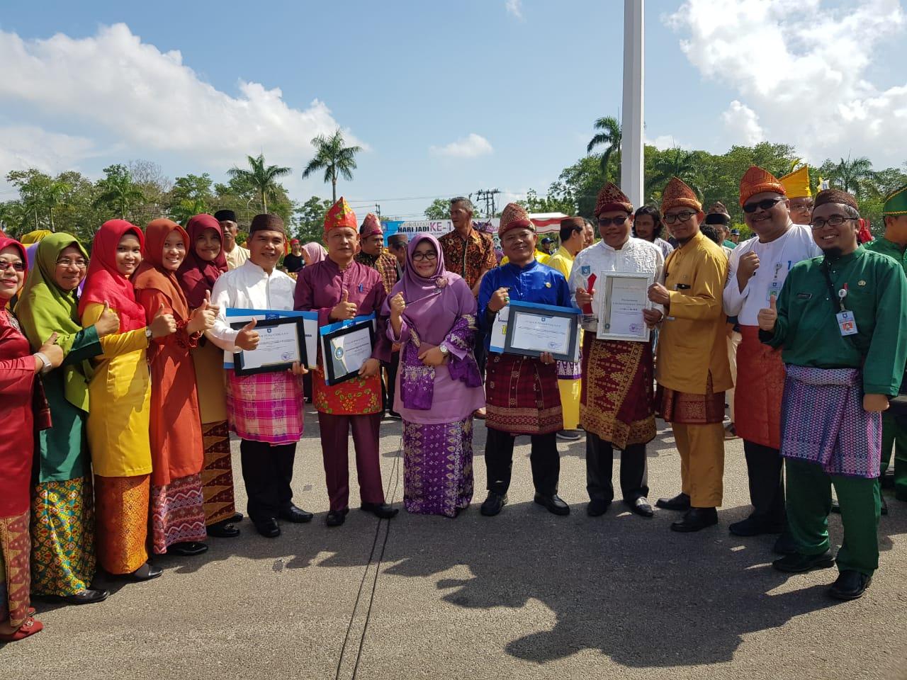 HUT BABEL KE-19, DP3ACSKB BABEL BERI PENGHARGAAN KEPADA DISDUKCAPIL BERPRESTASI 