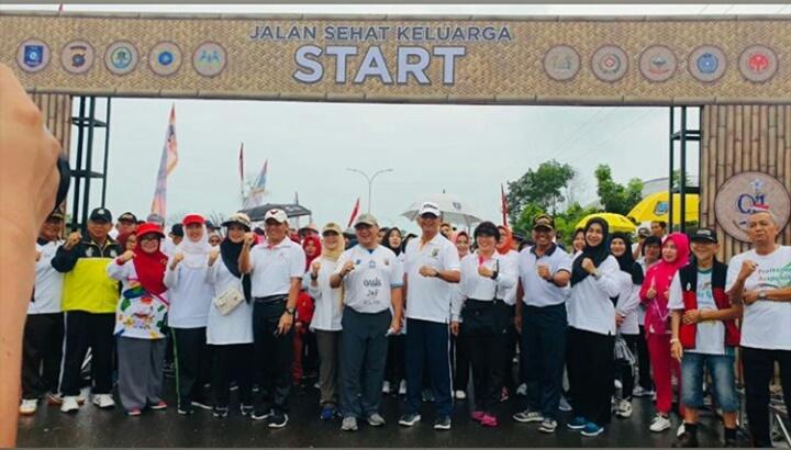 GERIMIS TAK SURUTKAN SEMANGAT MASYARAKAT HADIRI GERAK JALAN SEHAT PERINGATAN HARI IBU KE-91