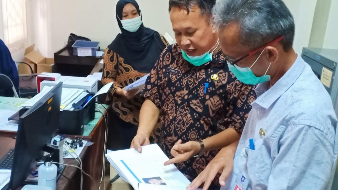 Kunjungi Disdukcapil Belitung, Kepala DP3ACSKB Babel Lihat Proses Cetak KTP