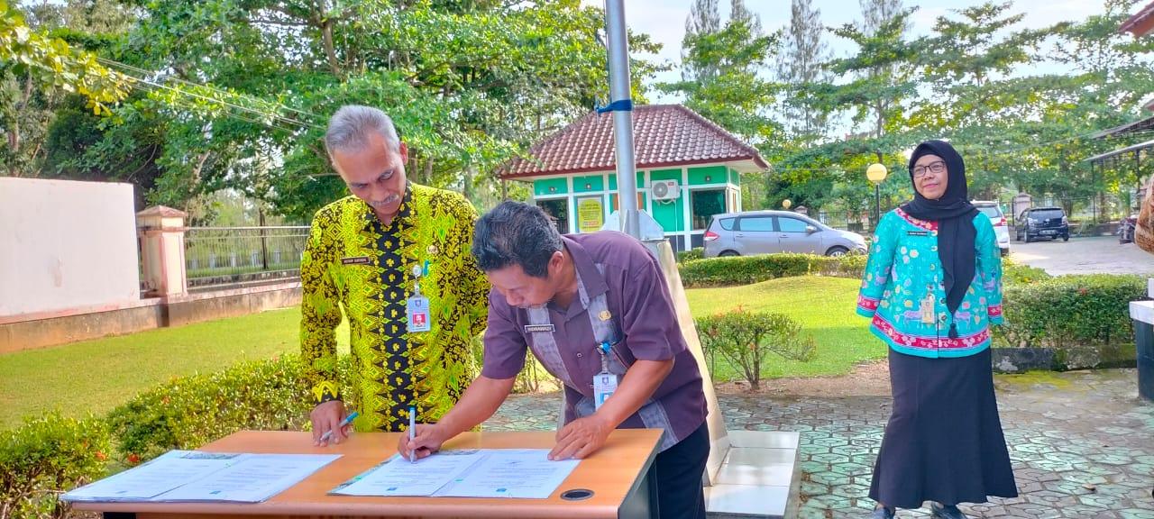 Pejabat Administrator di Lingkungan DP3ACSKB Tandatangani Perjanjian Kinerja Tahun 2023 