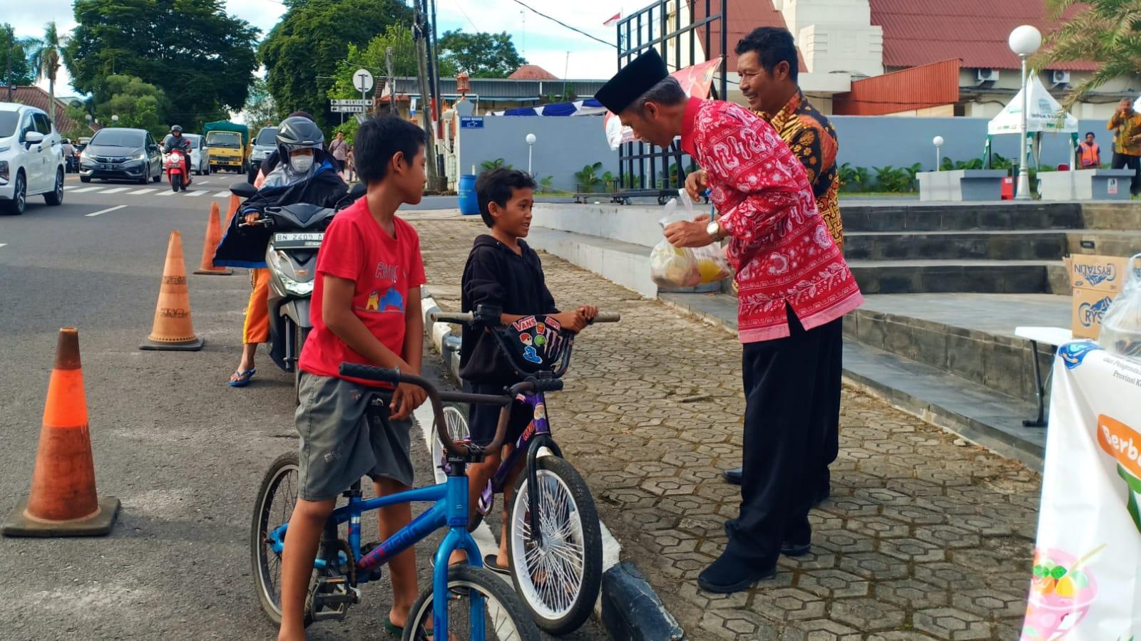 Lagi, DP3ACSKB Babel Bagi-bagi Takjil Gratis 