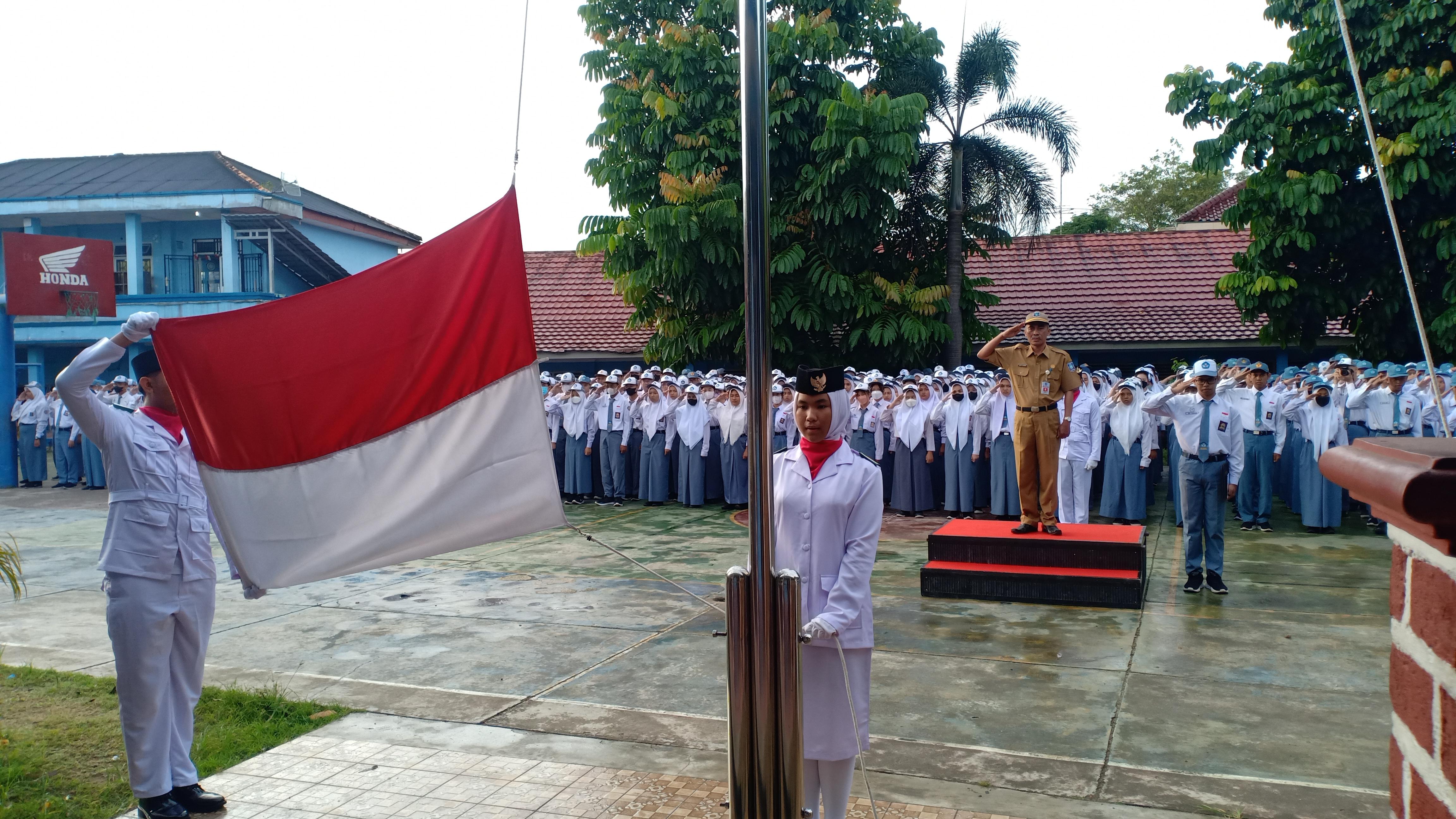 Upacara di SMKN 1, Hujan Gerimis Tak Bikin Surut Semangat Siswa 