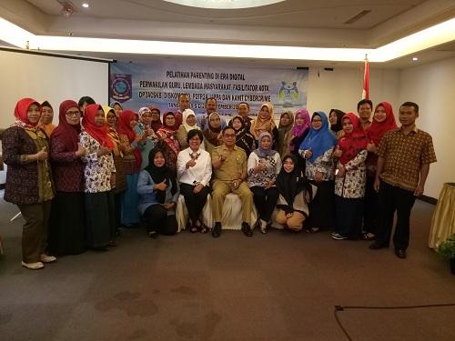 PELATIHAN PARENTING DI ERA DIGITAL