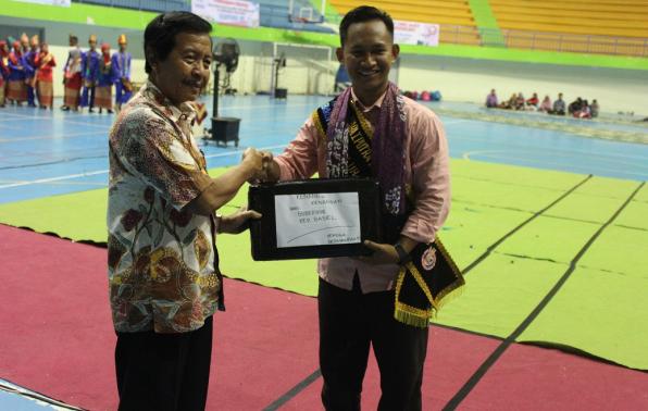 Pemberian penghargaan dan laptop dari Gubernur Babel